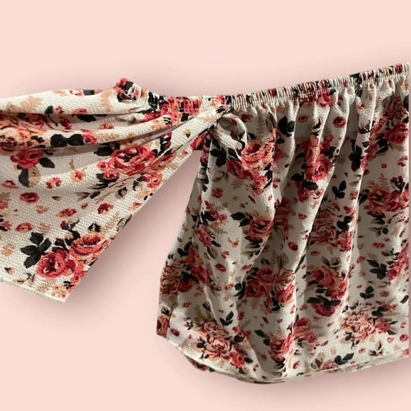 Free kisses off the shoulder floral blouse top size Medium - Picture 2 of 11